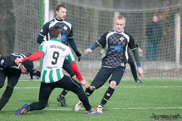 Łódzki Klub Sportowy rozegra w sobotę sparing ze zmagającym się z problemami liderem czwartej ligi.