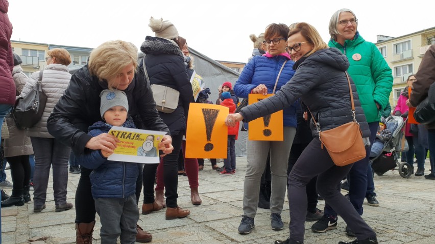 Strajk nauczycieli 2019 na rynku w Strzelcach Opolskich. Na "spacer poparcia" przyszła ponad setka mieszkańców.