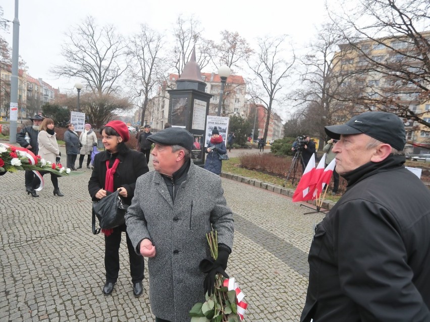 Szczecin. Kwiaty pod tablicą Ofiar Stanu Wojennego i pod bramą stoczni [ZDJĘCIA]