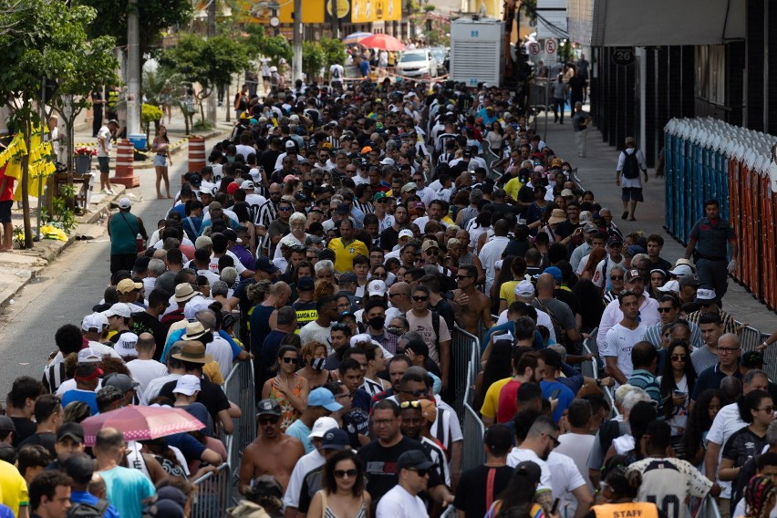 Tysiące kibiców ustawiły się w kolejce przed stadionem Vila...