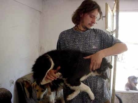 Artur Bąk, wiceprezes SOZ "Sara", trzyma jednego z wielu zaniedbanych psów w Prałkowcach. Ten został pogryziony przez silniejszych towarzyszy. Wszystkie psy trzymane są razem, więc łatwo dochodzi do takich sytuacji.