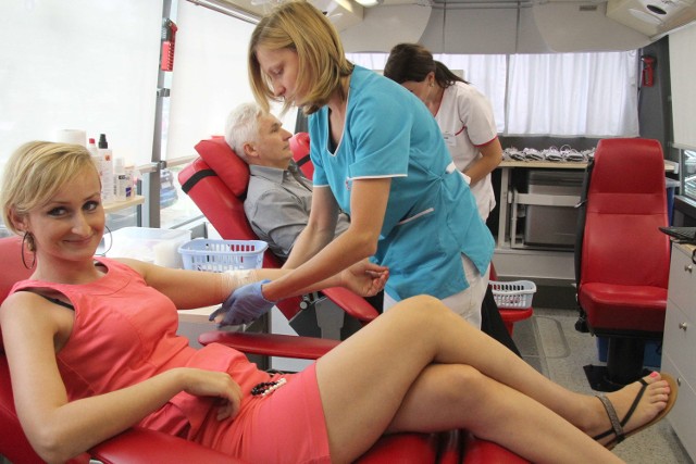 Aneta Sobaś, pracownica kieleckiego Kolportera oddał w czasie piątkowej akcji  450 mililitrów krwi. Na zdjęciu z pielęgniarką Anną Kosibą podczas zabiegu pobierania życiodajnego leku.