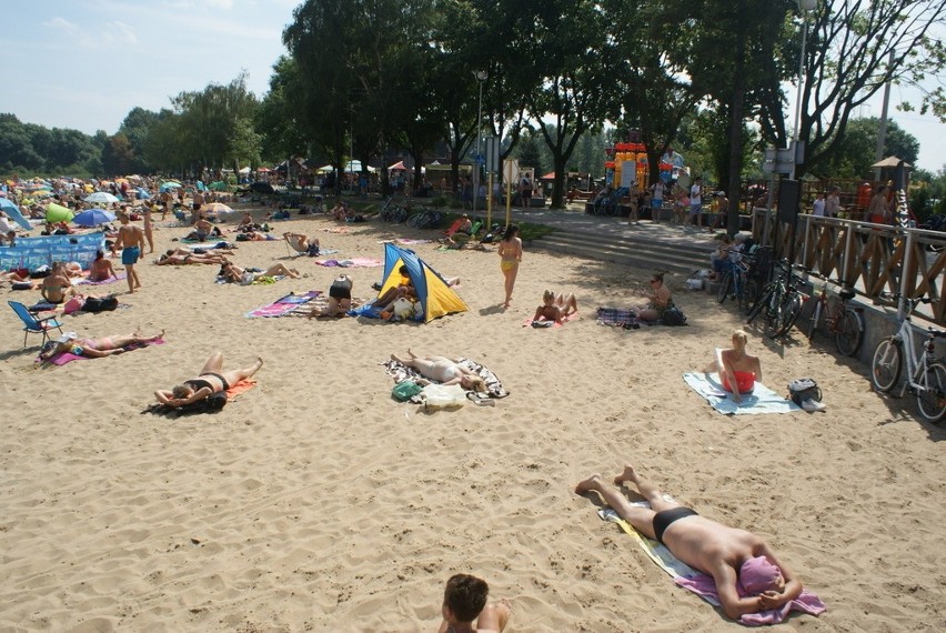 W sobotę nie brakowało chętnych do plażowania nad Pogorią...