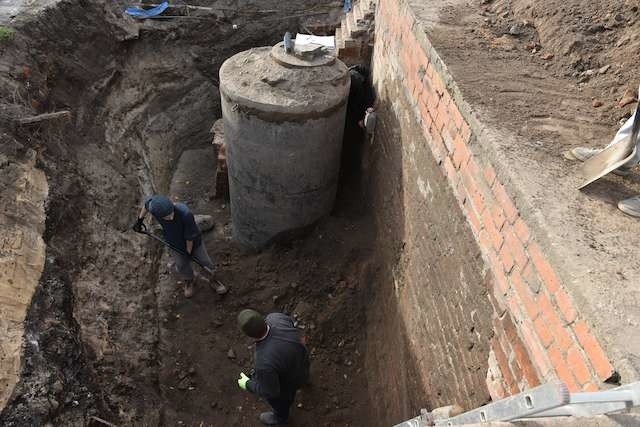 Archeolodzy, gotyckie mury i współczesna studnia kanalizacyjna...