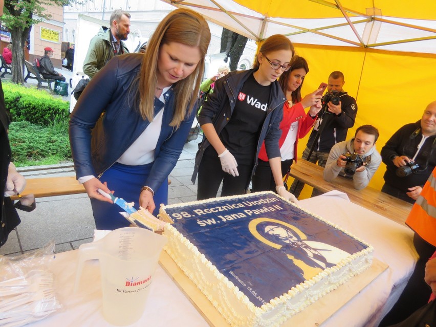 Tort z 200 jaj był ozdobiony wizerunkiem Jana Pawła II....