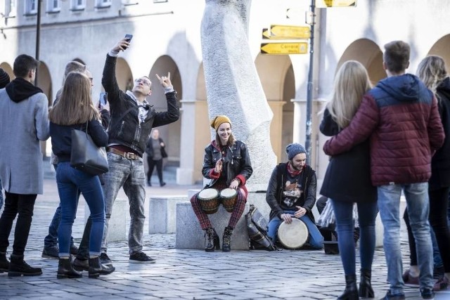 Za dzień na planie można zarobić 100 zł brutto, ale są też dodatki, jeśli potrzebny będzie specjalny strój albo nasz samochód. Będzie to druga - po serialu "Szadź" - produkcja TVN realizowana w Opolu.