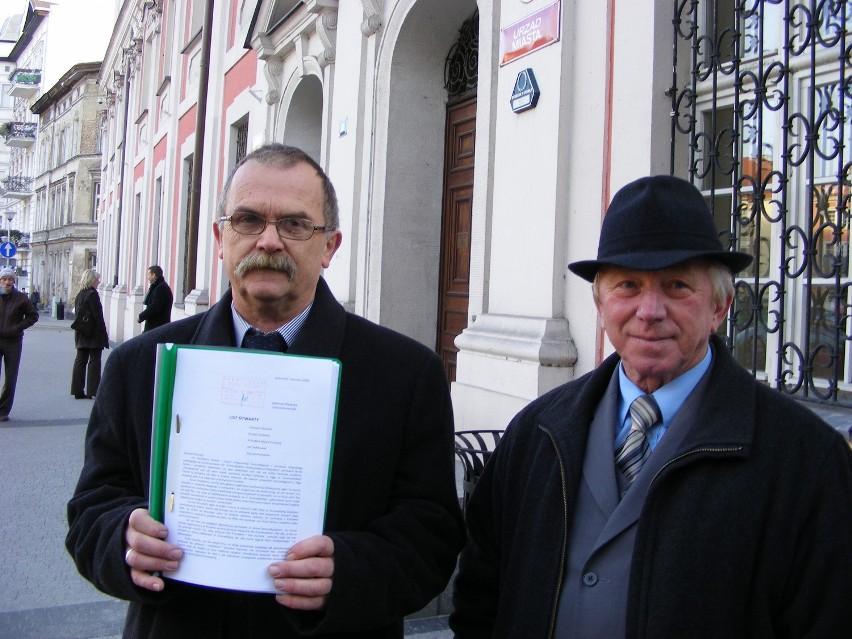 Wojciech Pietrzak, sołtys  Plewisk ( z lewej ) wraz  z...