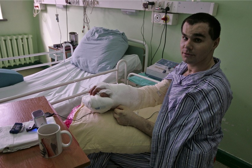 Szpital w Trzebnicy: Żołnierz ciężko ranny w Afganistanie odzyskał dłoń (ZOBACZ ZDJĘCIA)
