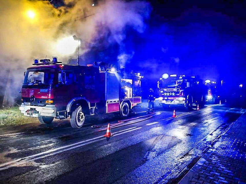 Lubomierz. Siedem straży pożarnych gasiło nocny pożar drewnianego budynku