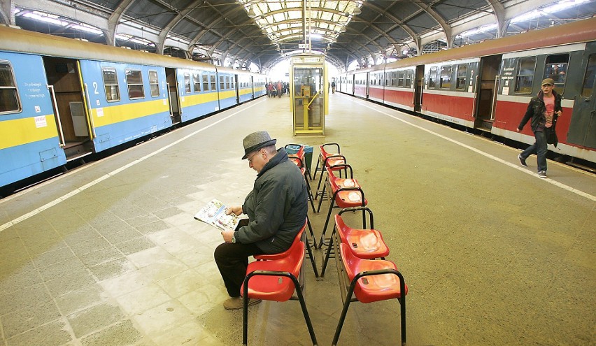 Kultowe już dziś składy EN 57 przy peronie wrocławskiego...