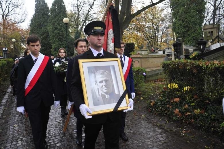 Ostatnie pożegnanie ks. Jacka Pietruszki. Dzisiaj na Cmentarzu Rakowickim odbył się pogrzeb