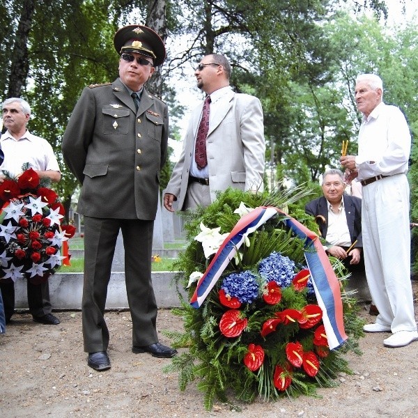 Gdzie położyć wieniec? &#8211; zastanawiają się dwaj przedstawiciele ambasady rosyjskiej, którzy przyjechali do Białegostoku w rocznicę wkroczenia tu Armii Radzieckiej. Zamiast święta było zamieszanie, bo na pomniku nie znaleźli tablicy.