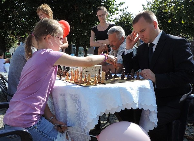 Swoją kampanię Adam Straszyński rozpoczął od spotkania z mieszkańcami na gniewkowskim Rynku. Zaprosił ich do gry w szachy.