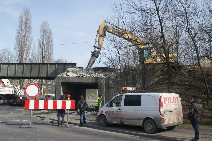 Trwa wyburzanie starego wiaduktu kolejowego nad ulicą...