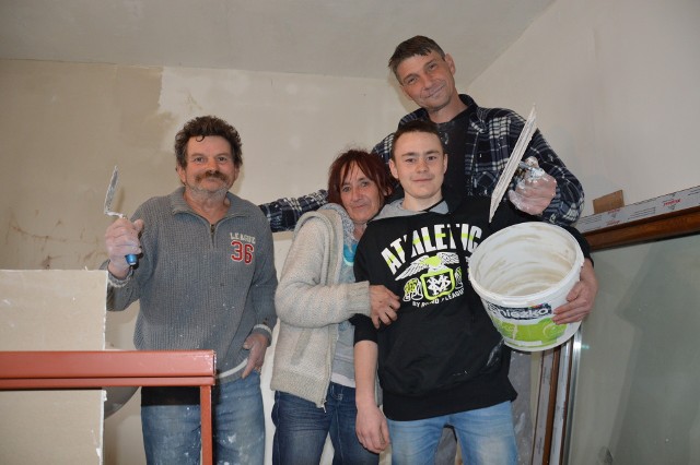 Marcinowi w pracach pomagają rodzice Marian i Małgorzata oraz wujek Paweł Fiksak (najwyższy).