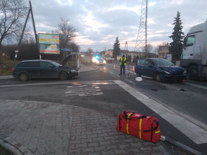 Moskorzew. Zderzenie dwóch aut na krajowej drodze, kobieta w szpitalu