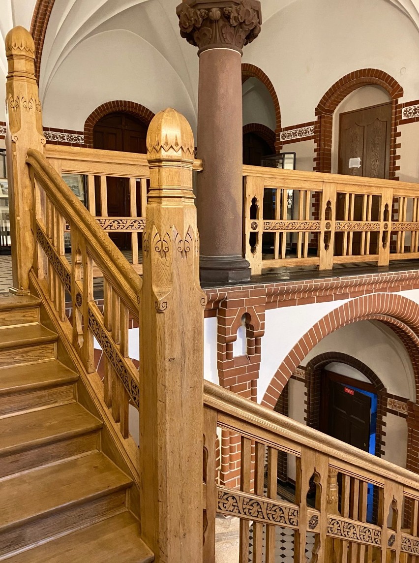 Zabytkowe schody w słupskim ratuszu po renowacji. Zobacz zdjęcia