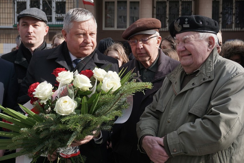 Narodowy Dzień Pamięci Żołnierzy Wyklętych w Łodzi. Złożyli kwiaty pod dawną siedzibą UB