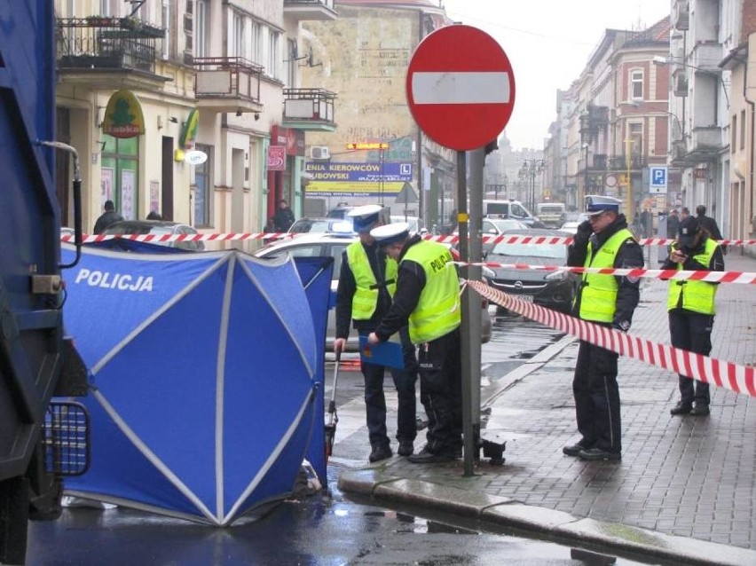 Śmiertelny wypadek w Ostrowie - śmieciarka potrąciła kobietę na przejściu dla pieszych [ZDJĘCIA]