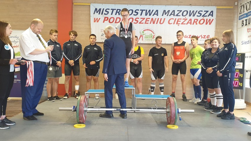Ostrołęka. UKS Atleta w mistrzostwach Mazowsza w podnoszeniu ciężarów. Udany debiut 13-letniej Oliwii