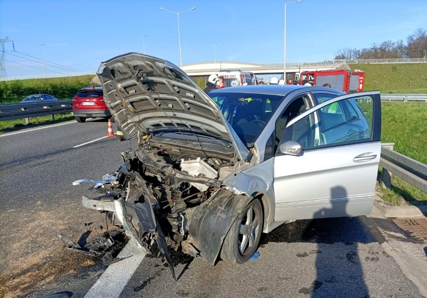 Mercedes zajechał drogę oplowi podczas zmiany pasa ruchu