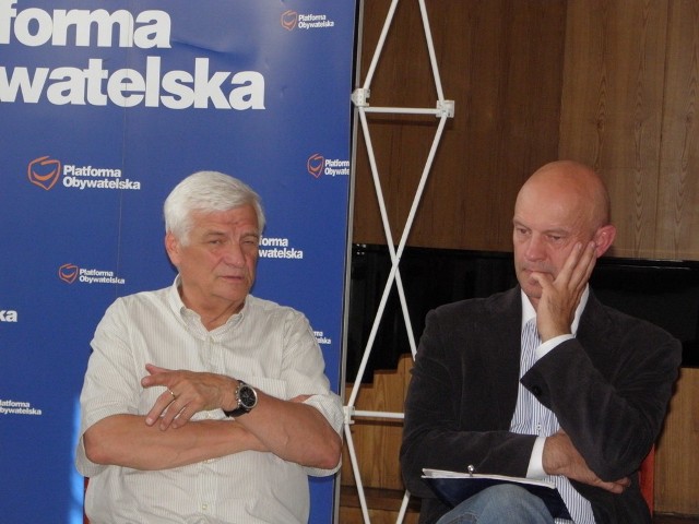 Oj, jest się nad czym zastanawiać...Od lewej europoseł Jan Kozłowski i Leszek Redzimski