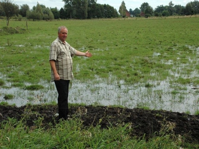 Julian Jawny pokazując nam zeszłego lata zalane pola zapowiadał, że będzie żądał odszkodowania. Nadal wierzy, że je dostanie.