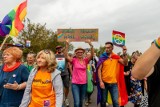 III Marsz Równości w Białymstoku. Tęczowa parada przeszła ulicami miasta. W trakcie pochodu zmieniono jego trasę