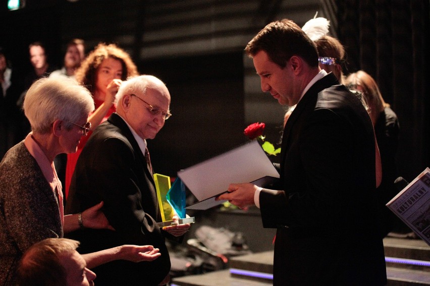 Prezydent Opola Arkadiusz Wiśniewski (z prawej) nagrodził...