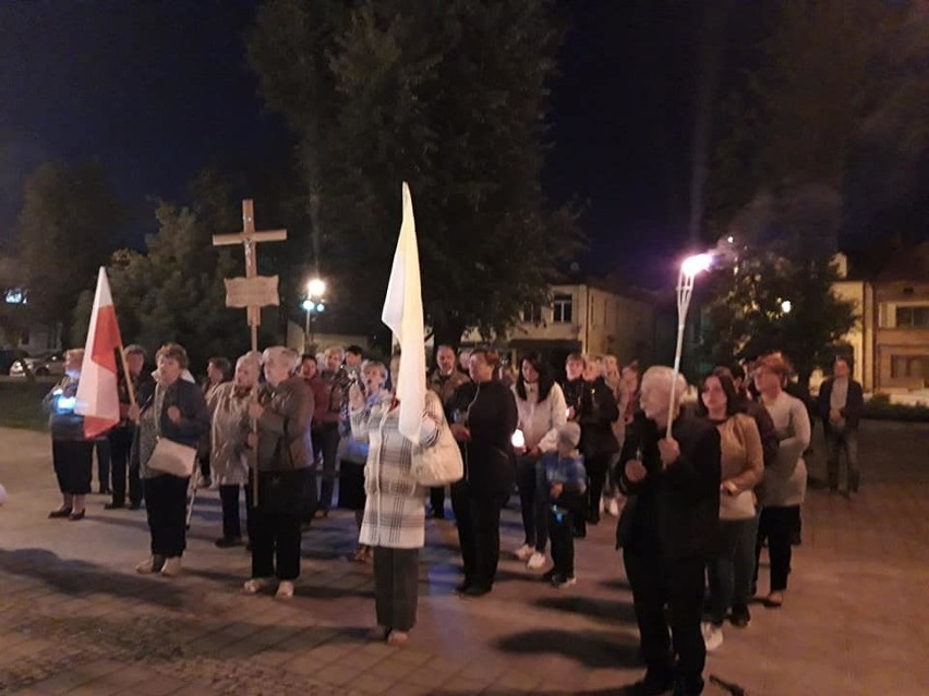 Parafia pod wezwaniem świętego Jana Chrzciciela w Skalbmierzu uczestniczyła w ogólnopolskiej akcji „Polska pod krzyżem” [ZDJĘCIA]