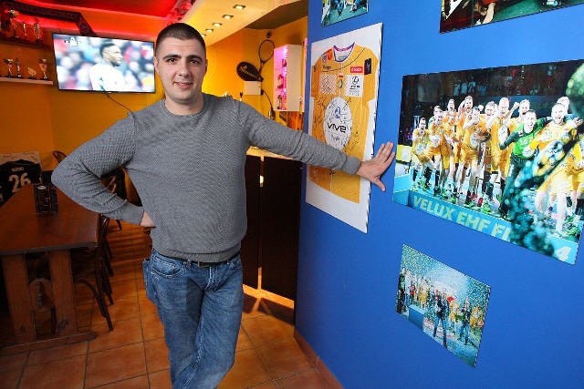 Rafał Rojek, właściciel Sportova Pub w Kielcach, przyznaje że sam jest wiernym fanem kieleckiego szczypiorniaka, dlatego wystrój lokalu mocno do niego nawiązuje.