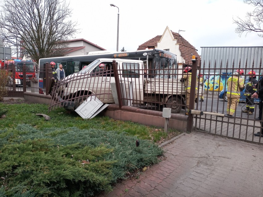 Wypadek w centrum Bydgoszczy. Autobus zderzył się z samochodem dostawczym