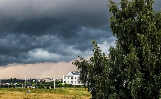 W czwartek zachmurzenie na wschodzie kraju wzrośnie do dużego, mogą tam pojawić się burze.