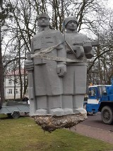 Stało się. Pomnik „Pogromcom hitleryzmu” został usunięty z centrum Wielunia. Zobacz zdjęcia