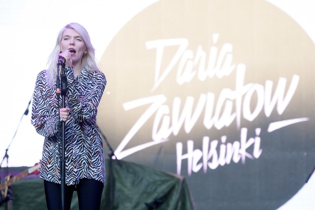 Daria Zawiałow podczas koncertu z okazji 10-lecia hotelu w Dolinie Charlotty, czerwiec 2019.