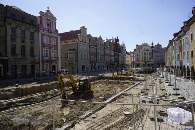 W Poznaniu trwają prace związane z wymianą płyty Starego Rynku. Nowa nawierzchnia ma zostać oddana do użytku na jesień 2023 roku. Zanim jednak do tego dojdzie, mieszkańcy oraz restauratorzy będą musieli przecierpieć długie miesiące związane z pracami. Tak było wczoraj, 1 czerwca, kiedy to przez kilka godzin w okolicznych budynkach przez awarię wodociągu nie było wody.