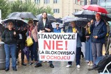Protest na rynku w Katowicach "Kato protest". Mieszkańcy przeciwni patodeweloperce i pokazują żółtą kartkę administracji prezydenta Krupy