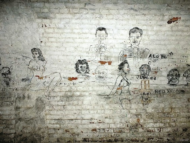 Setki rysunków i napisów, którymi pokryte są ściany karceru, to jedna z najbardziej przejmujących pamiątek okupacji w Toruniu.