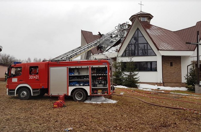 Pożar kościoła przy ul. Byszewskiej. W budynku znajdowali się parafianie [zdjęcia]