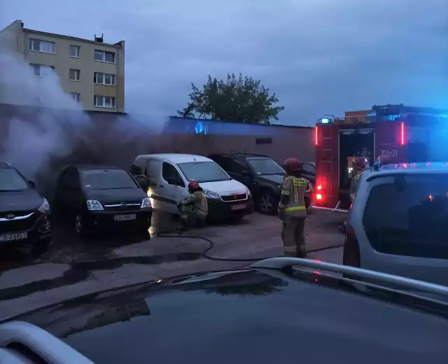 W sobotę, 24 czerwca, o godz. 3.27 strażacy odebrali zgłoszenie o pożarze przy ul. Swarzewskiej. Łącznie uszkodzonych zostało siedem aut. Policja prowadzi postępowanie w kierunku art. 160 kk.