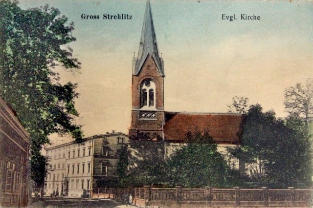 W 1826 roku przy ul. Opolskiej ewangelicy wybudowali  własny kościół. Początkowo był to jednak tylko dom modlitw, a dopiero w 1888 dobudowano wieżę.