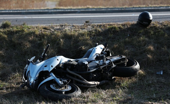 Kierujący kawasaki stracił panowanie nad motorem i wypadł z...