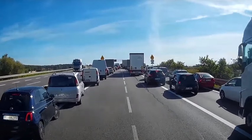 Pożar auta na A4. Strażacy mieli problem z dojazdem na...