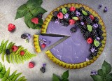 Pomysł na deser: zielona tarta z musem jeżynowym z jeżynami, malinami i lawendą [PRZEPIS]