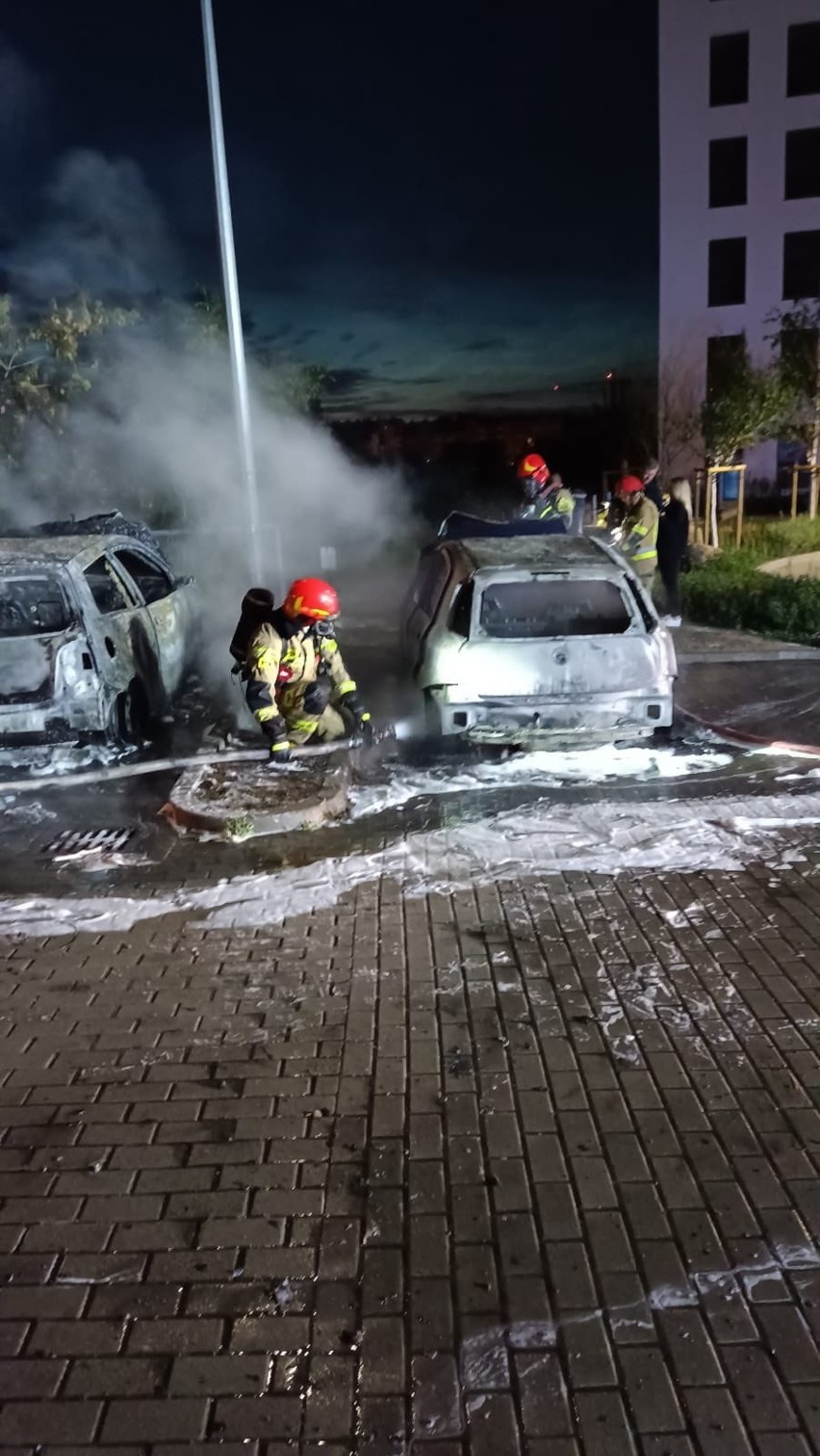 Pożar samochodów w Gdańsku Chełmie zauważono około godz. 2 w...