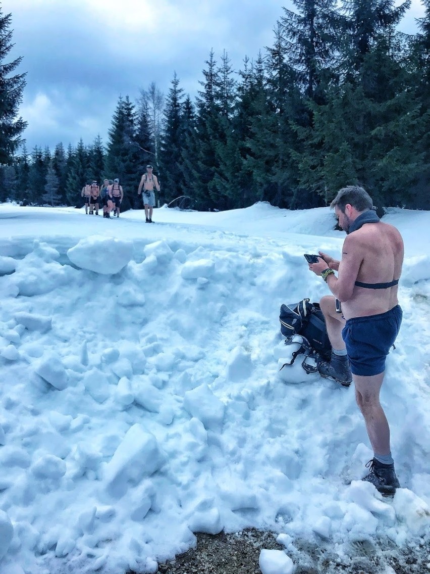 Dominik Sobolewski wszedł na Śnieżkę w krótkich spodenkach