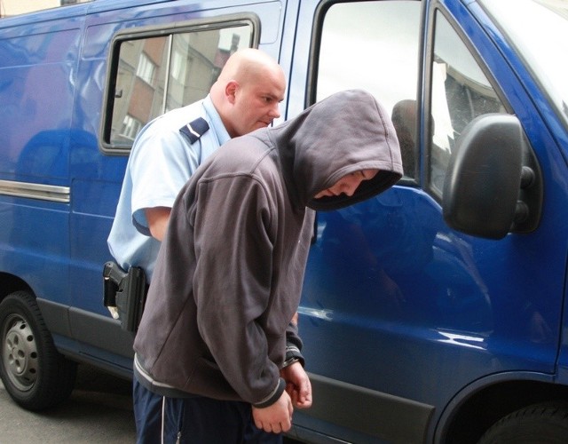 Oskarżony o zbrodnię nastolatek został dowieziony do Sądu Okręgowego w Słupsku z poprawczaka w Witkowie koło Gniezna. 