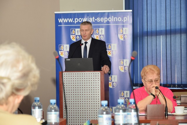 Dyrektor Artur Żychski przedstawił radnym raport z działalności Powiatowego Urzędu Pracy