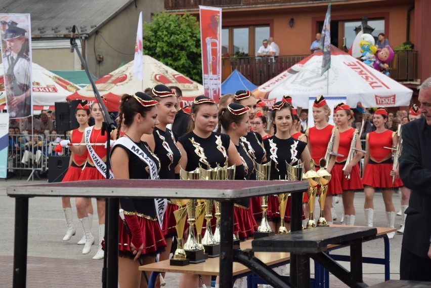 Parada i tańce instrumentalistów w Skale. Festiwal Orkiestr Wojskowych i Dętych