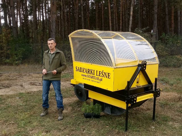 Mariusz Blumkowski ze swoją innowacyjną sadzarką